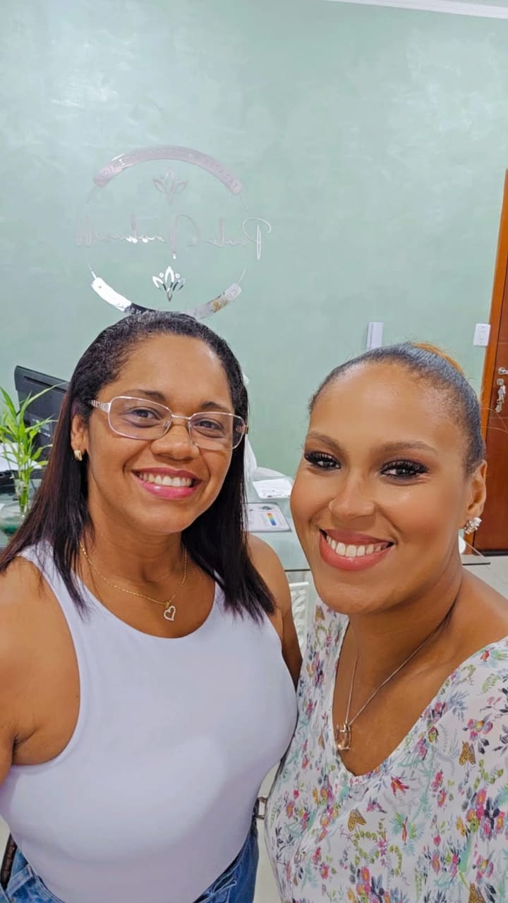 Paula Vinokuroff com cliente que passou pelo processo de autoconhecimento
