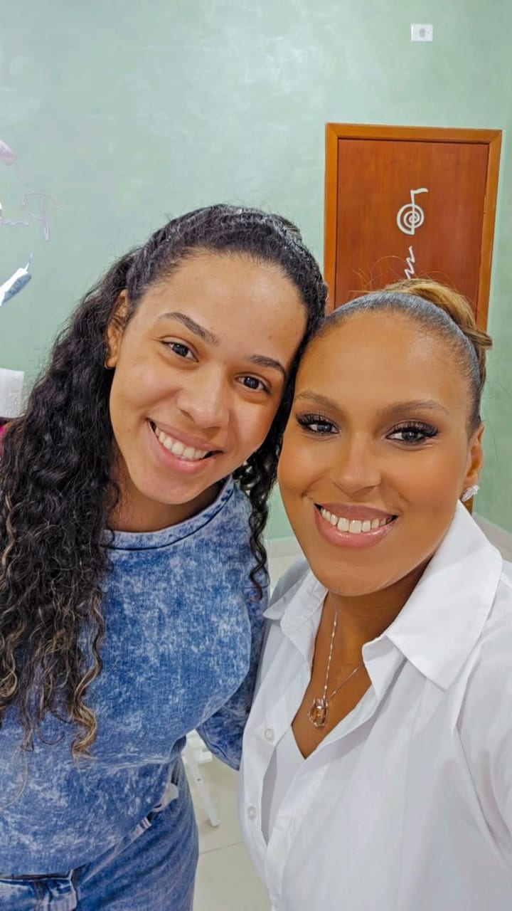 Paula Vinokuroff com cliente que passou pelo processo de autoconhecimento