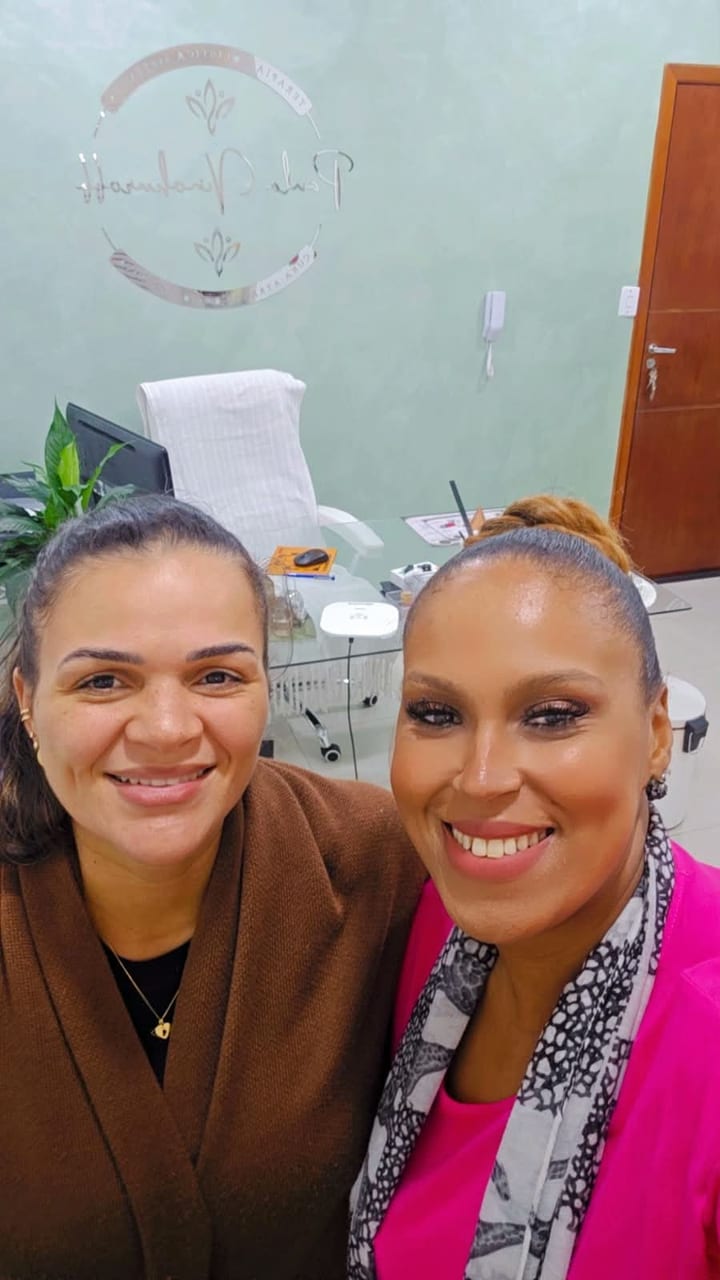 Paula Vinokuroff com cliente que passou pelo processo de autoconhecimento