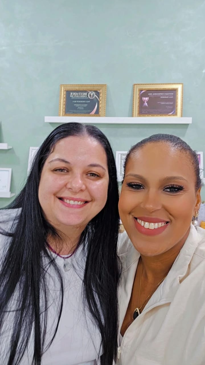 Paula Vinokuroff com cliente que passou pelo processo de autoconhecimento