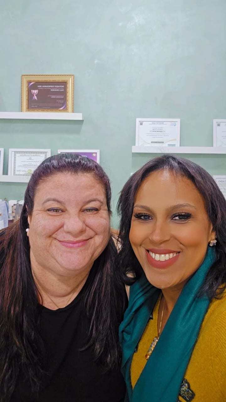 Paula Vinokuroff com cliente que passou pelo processo de autoconhecimento