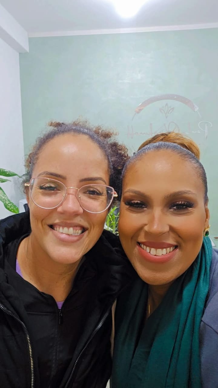 Paula Vinokuroff com cliente que passou pelo processo de autoconhecimento