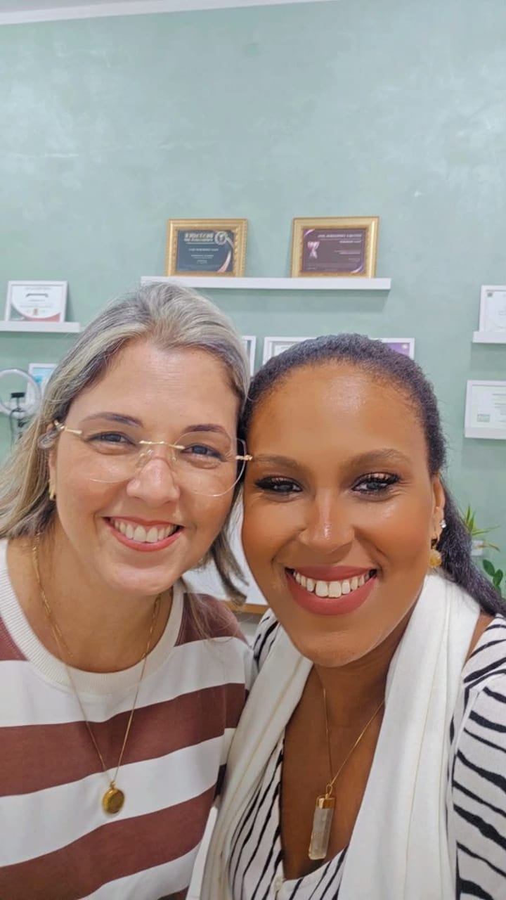 Paula Vinokuroff com cliente que passou pelo processo de autoconhecimento